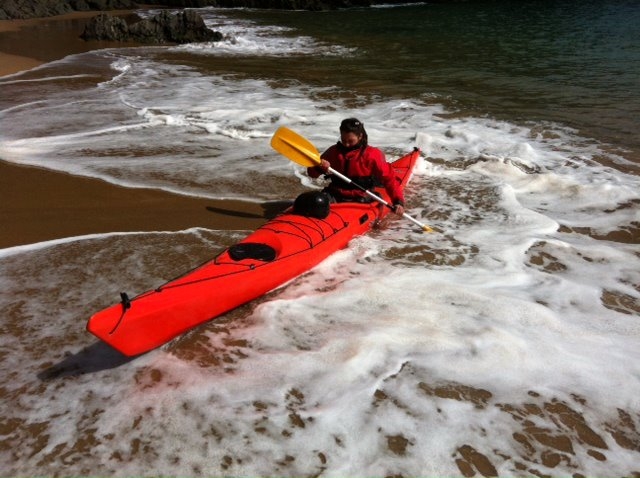 冲浪中海上皮划艇